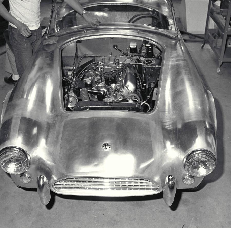 Моторный отсек AC Cobra (Mk I) 1962 года  (фото 10 из 13)